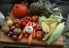 Was sind Ballaststoffe und warum sind sie so gesund? Obst und Gemüse auf einem Holzbrett.