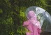 Immunsystem stärken - Frau mit Regenschirm im Wald.
