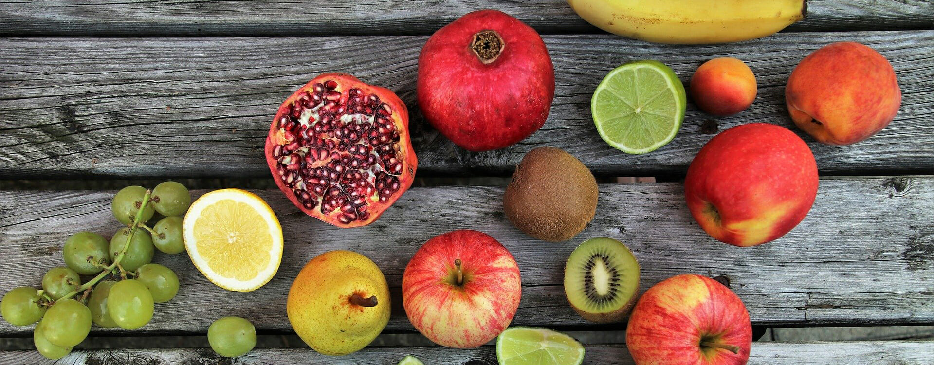Vitamine: Verschiedene Obstsorten auf einem Holztisch.