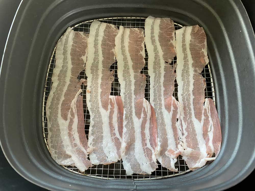 Bacon aus der Heißluftfritteuse, Bacon im Frittierkorb