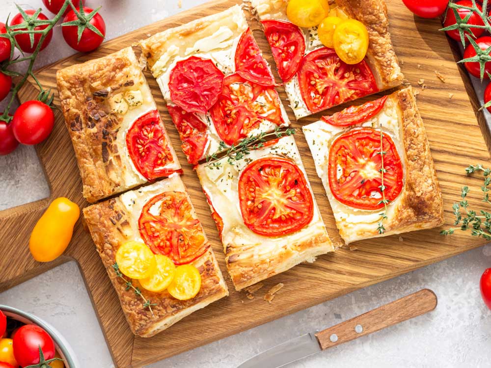 Blätterteigpizza mit Tomate und Mozzarella