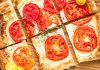 Blätterteigpizza mit Tomaten und Mozzarella