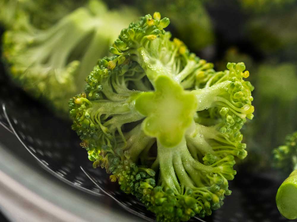 Brokkoli kochen – Brokkoli in kleine Röschen teilen