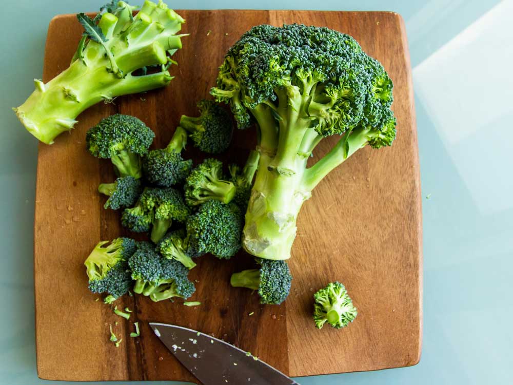 Brokkoli kochen – Brokkoli putzen und in Röschen schneiden