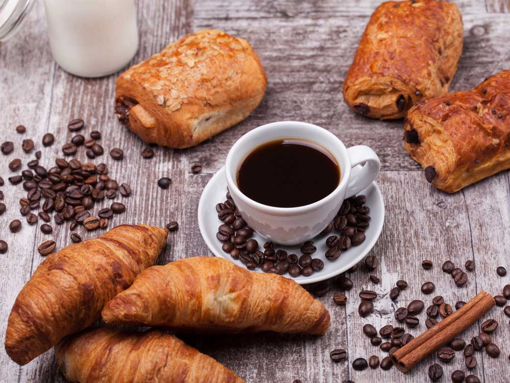 Croissants und Kaffee nicht auf leern Magen essen