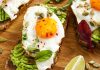 Diese Lebensmittel machen lange satt – Eier mit Avocado auf Toast
