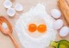Ei ersetzen: Zwei aufgeschlagene Eier auf Mehl