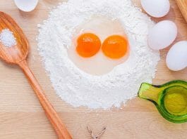 Ei ersetzen: Zwei aufgeschlagene Eier auf Mehl