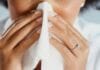 Erkältung: Frau putzt sich die Nase