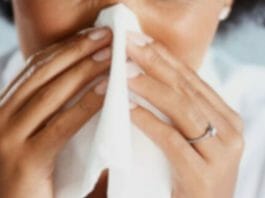 Erkältung: Frau putzt sich die Nase