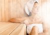 Frau mit Musklekater in der Sauna