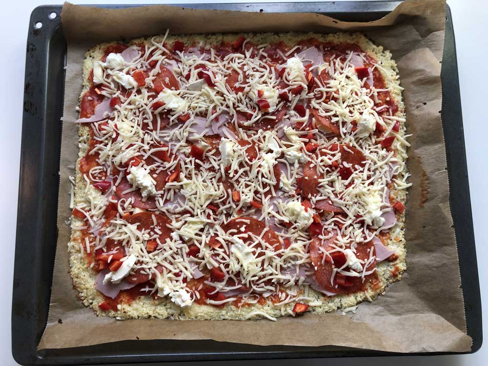 Frisch belegte Blumenkohl-Pizza vor dem Backen