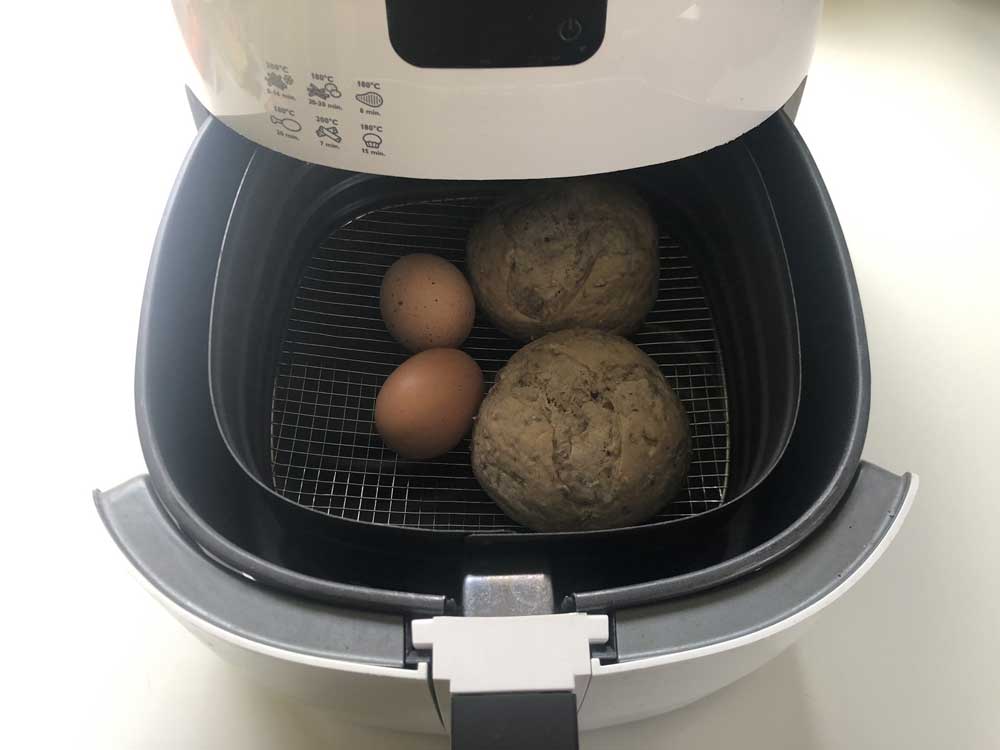Gekochte Eier und Aufbackbroetchen aus der Heßluftfritteuse