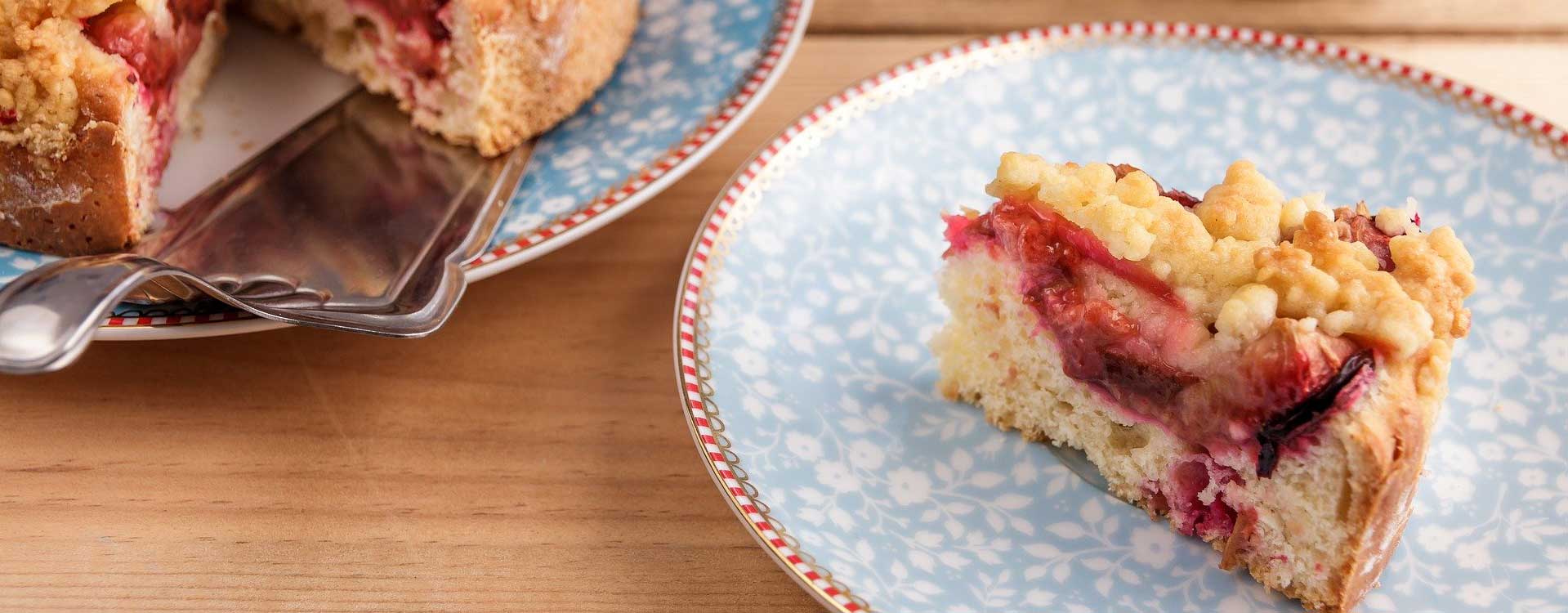 Glutenfreier Zwetschgenkuchen: Ein Stück auf einem Teller