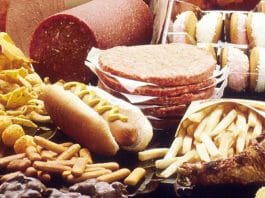 Glutenhaltige Lebensmittel: Wurst, Pommes, Brot, Gebäck, Schokolade