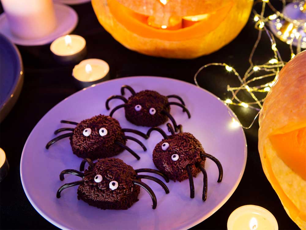 Halloween Rezepte - Spinnen aus Brownies mit Lakritzbeinen
