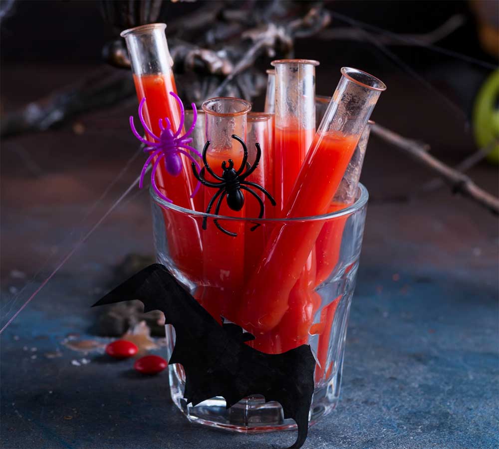 Halloween-Rezepte - roter Saft im Reagenzglas