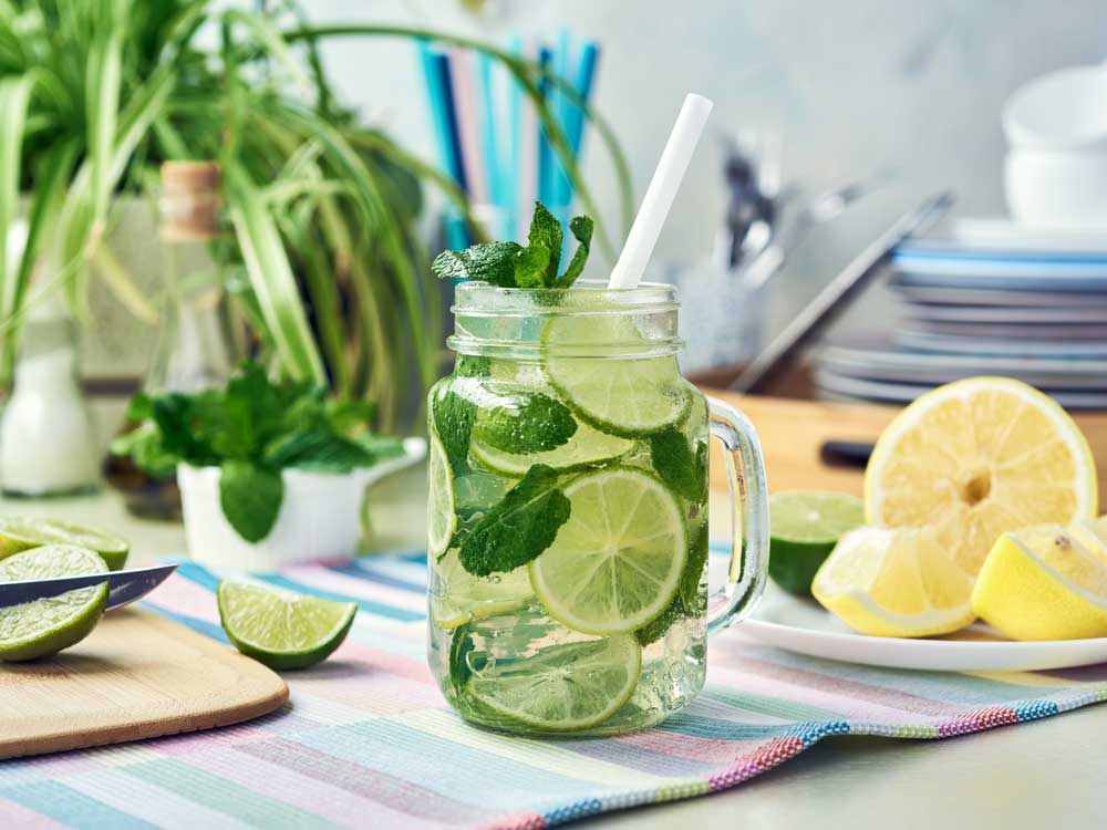 Kalorienarme Getränke – Infused Water mit Zitrone und Limette