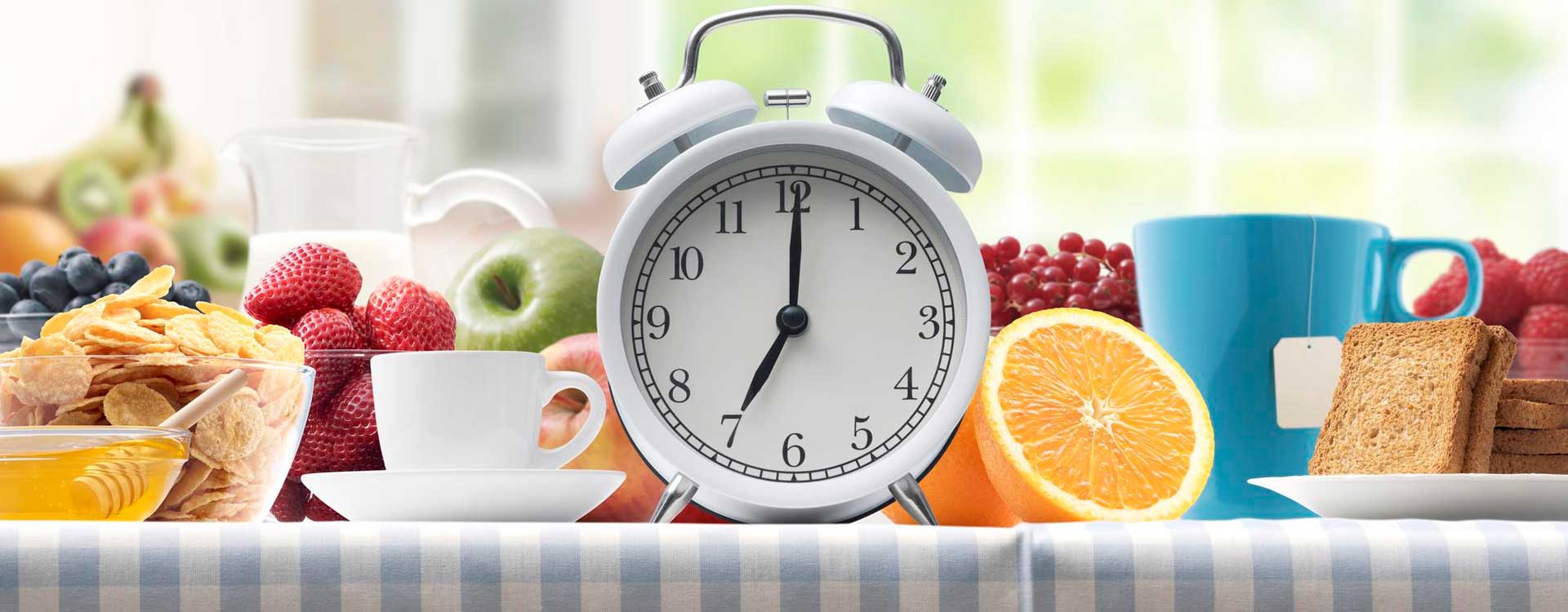 Intervallfasten – Frühstück und Wecker der 7 Uhr anzeigt