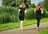 Joggen für Anfänger - Zwei joggende Frauen im Park.
