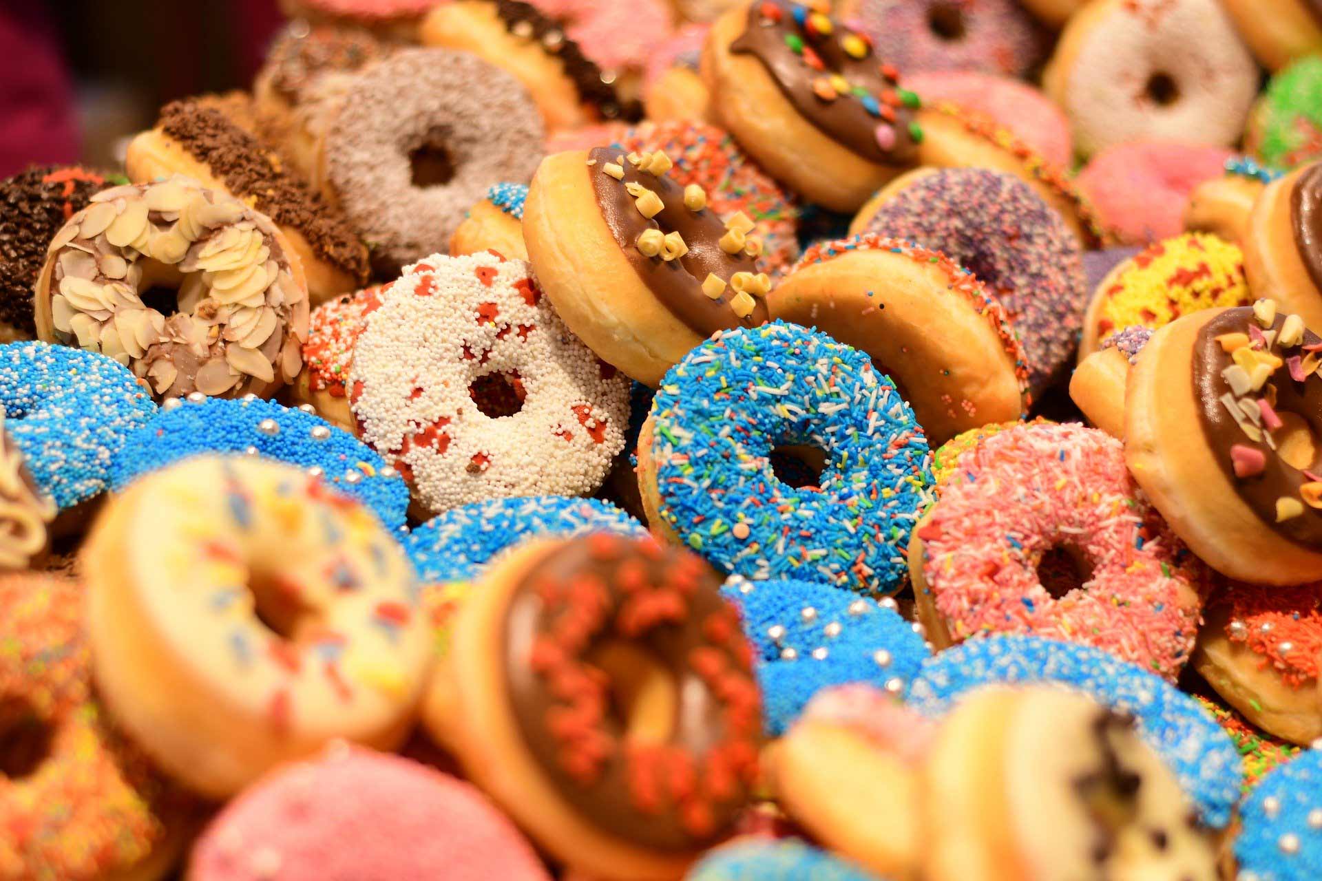 Kalorien in Joule umrechnen, buntglasierte Donuts