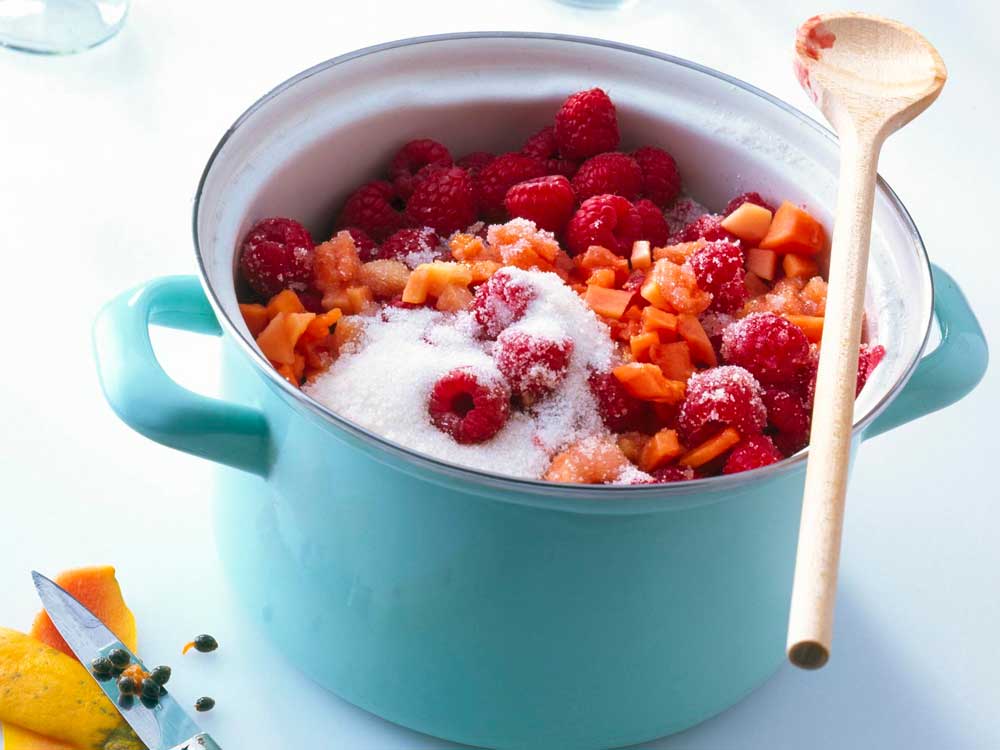 Marmelade kochen – Obst und Gelierzucker im Kochtopf
