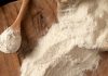 Mehltypen – Mehl auf einem Holzbrett