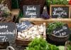 Nachhaltig einkaufen: Kräuter auf einem Marktstand