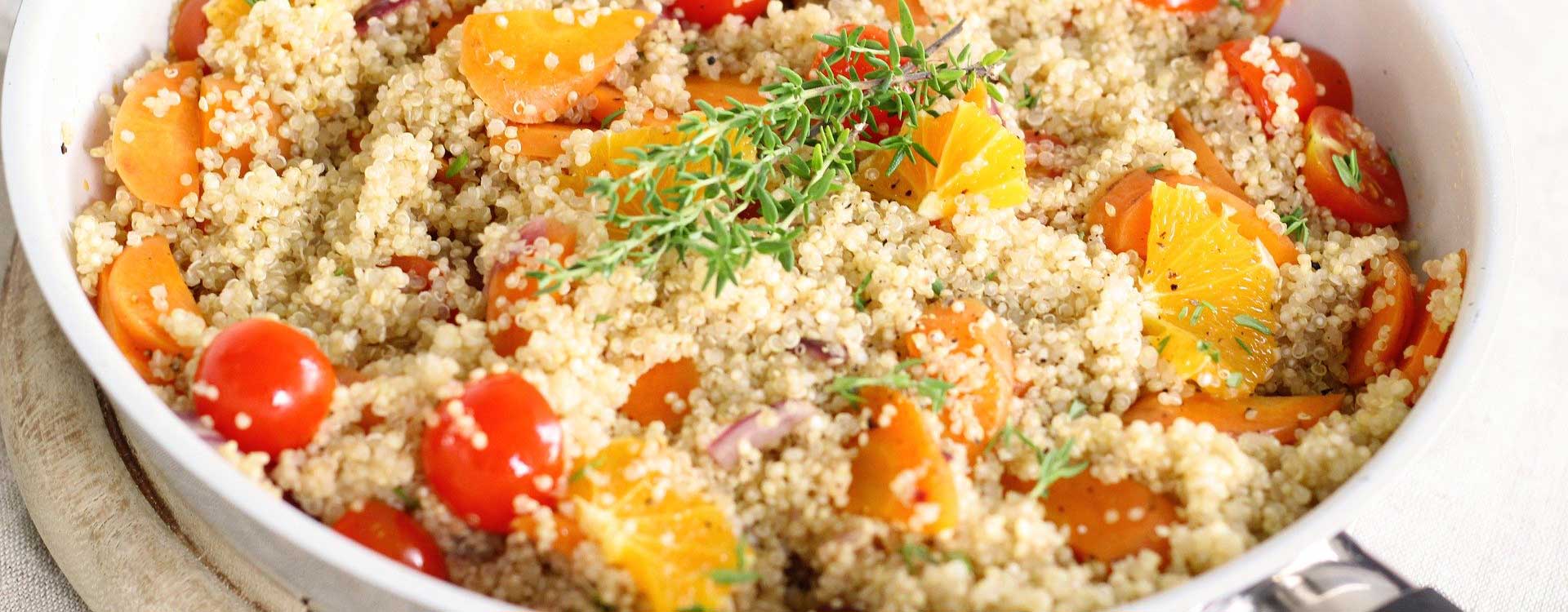 Veganer Quinoa Salat mit Gemüse