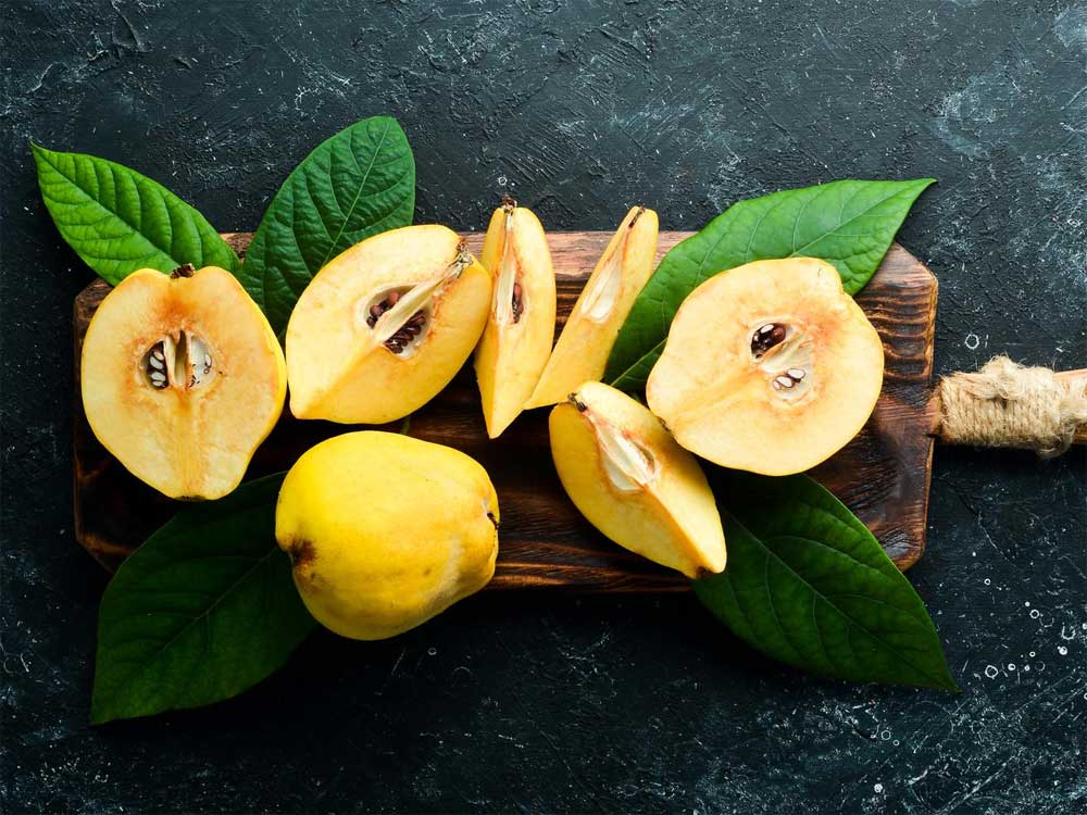 Quitten entsaften – aufgeschnittene Früchte werden schnell braun