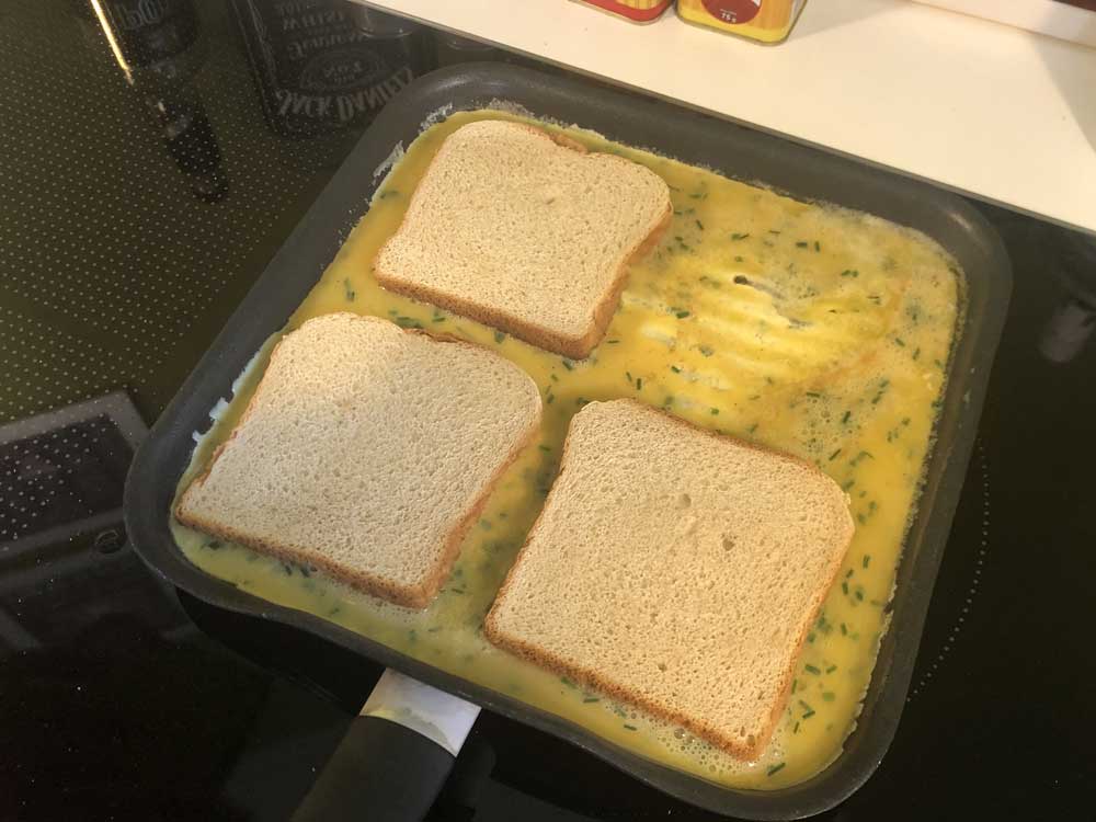 Sandwich Omelett Toastbrotscheiben in der Pfanne