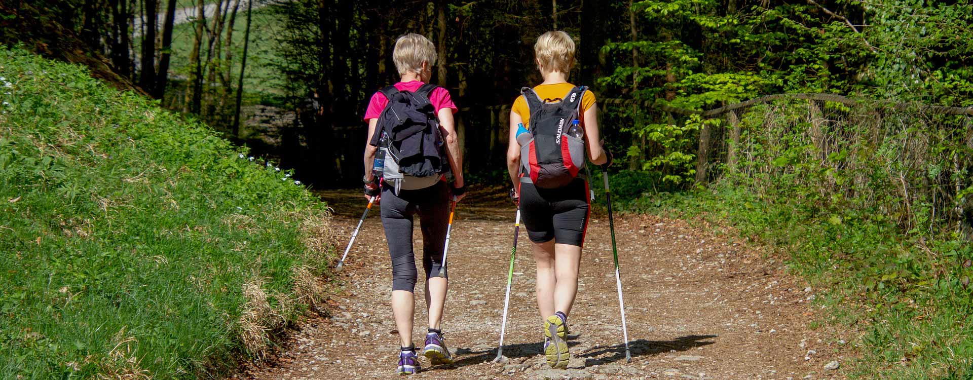 Sport bei Lungenkrankheiten: Zwei Frauen beim Nordic Walking