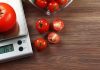 Wie viel wiegt Obst und Gemüse? Tomaten auf einer Küchenwaage