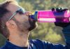 Trinken ist wichtig – Mann trinkt Wasser beim Sport