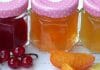 Unterschied zwischen Marmelade und Konfitüre: Gläser mit verschiedenen Konfitüren