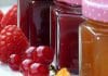 Unterschied zwischen Marmelade und Konfitüre – Gläser mit verschiedenen Konfitüren