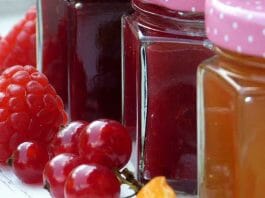 Unterschied zwischen Marmelade und Konfitüre: Gläser mit verschiedenen Konfitüren