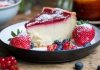Veganen Quark selber machen – Kuchen mit Marmeladenglasur und Früchten