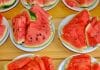Wassermelone in Scheiben geschnitten und auf Tellern angerichet