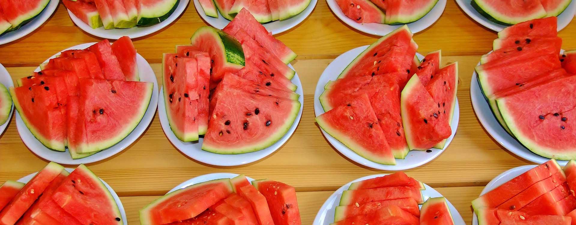 Wassermelone in Scheiben geschnitten und auf Tellern angerichet
