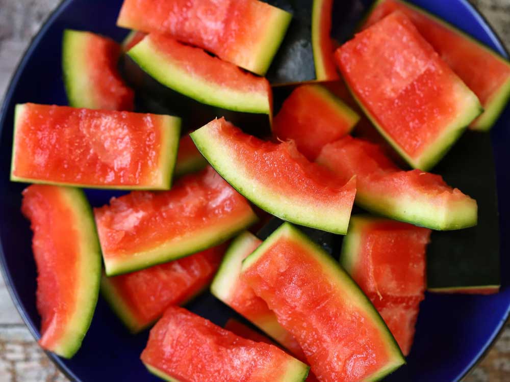 Wassermelonenschalen auf einem Teller