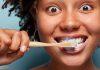 Zähne putzen – Frau putzt sich die Zähne