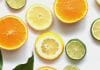 Zitrusfrüchte; Limetten, Zitronen und Orangen in Scheiben