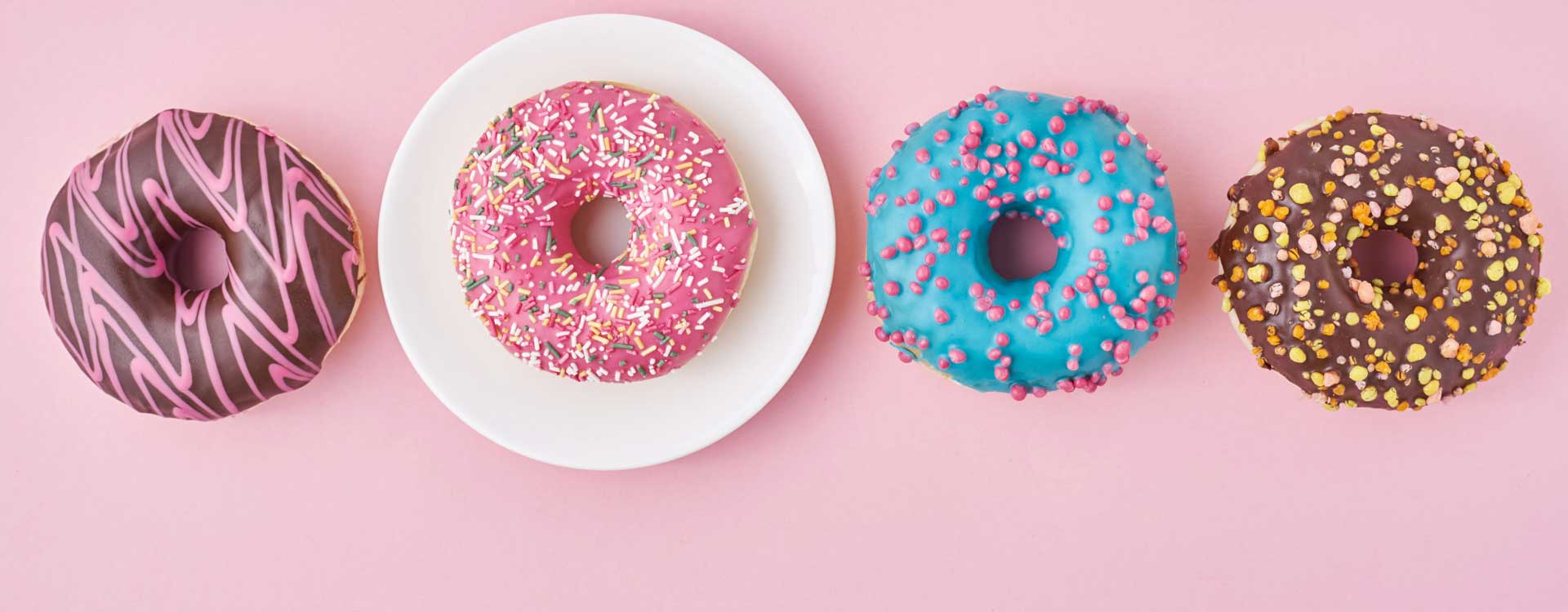 Zucker – bunt glasierte Donuts